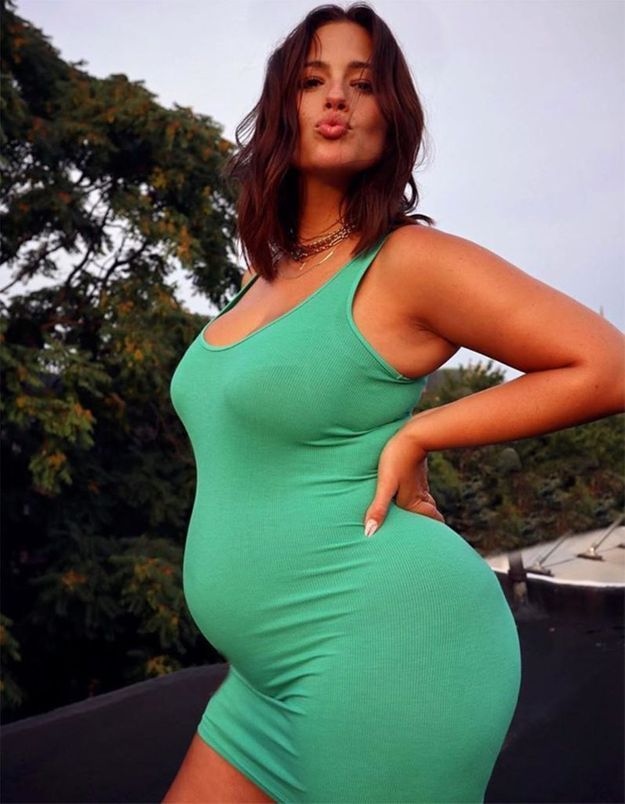 Ashley-Graham-enceinte-le-mannequin-devoile-une-jolie-photo-de-ses-vergetures