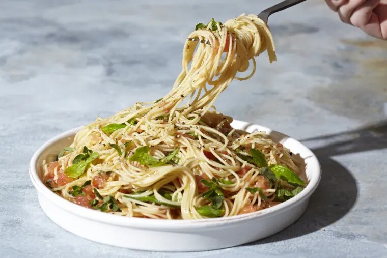 Spaghettis à la tomate et à l’ail en moins de 10 minutes Spaghettis à la tomate et à l'ail