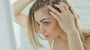woman hair loss mirror coupes