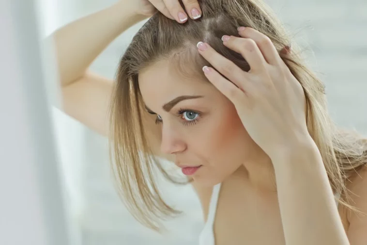 woman hair loss mirror chute de cheveux