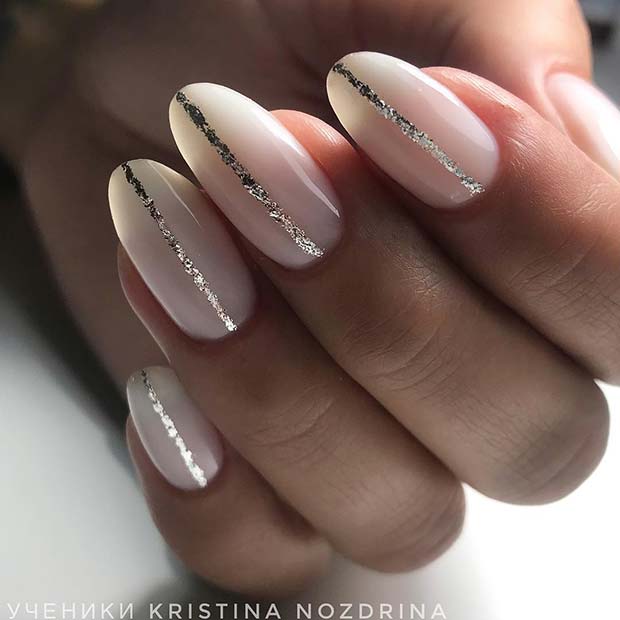 4. Des ongles blancs avec des bandes de paillettes argentées modèles d'ongles French manucure