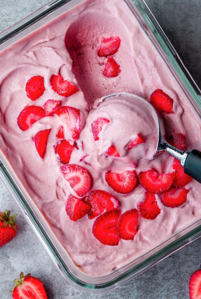 Glace à la fraise et à la rhubarbe non barattée recettes végétaliennes