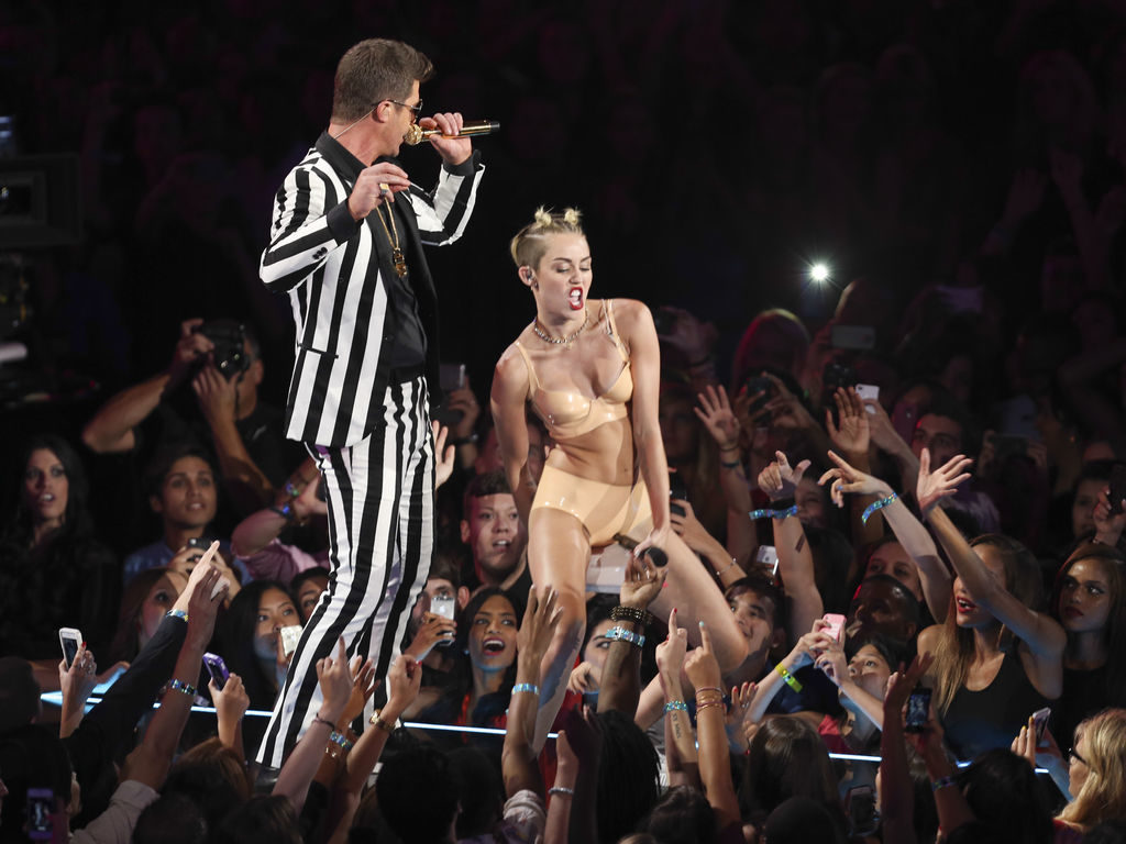Robin Thicke et Miley Cyrus sur la scene des MTV Video Music Awards le 25 septembre dernier exact1024x768 l Miley Cyrus