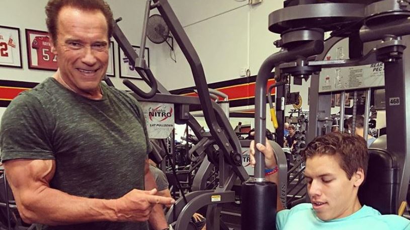 cropped Le fils dArnold Schwarzenegger Joseph Baena célèbre le 72e anniversaire de son père avec une photo de la salle de sport Arnold Schwarzenegger baena