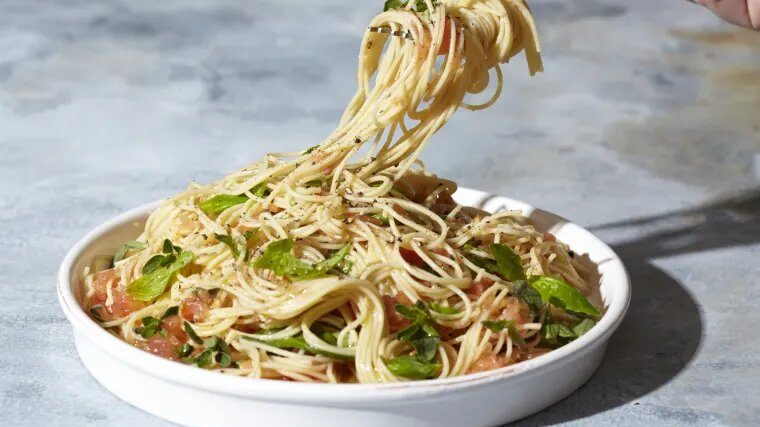 cropped Spaghettis à la tomate et à l’ail en moins de 10 minutes Spaghettis à la tomate et à l'ail