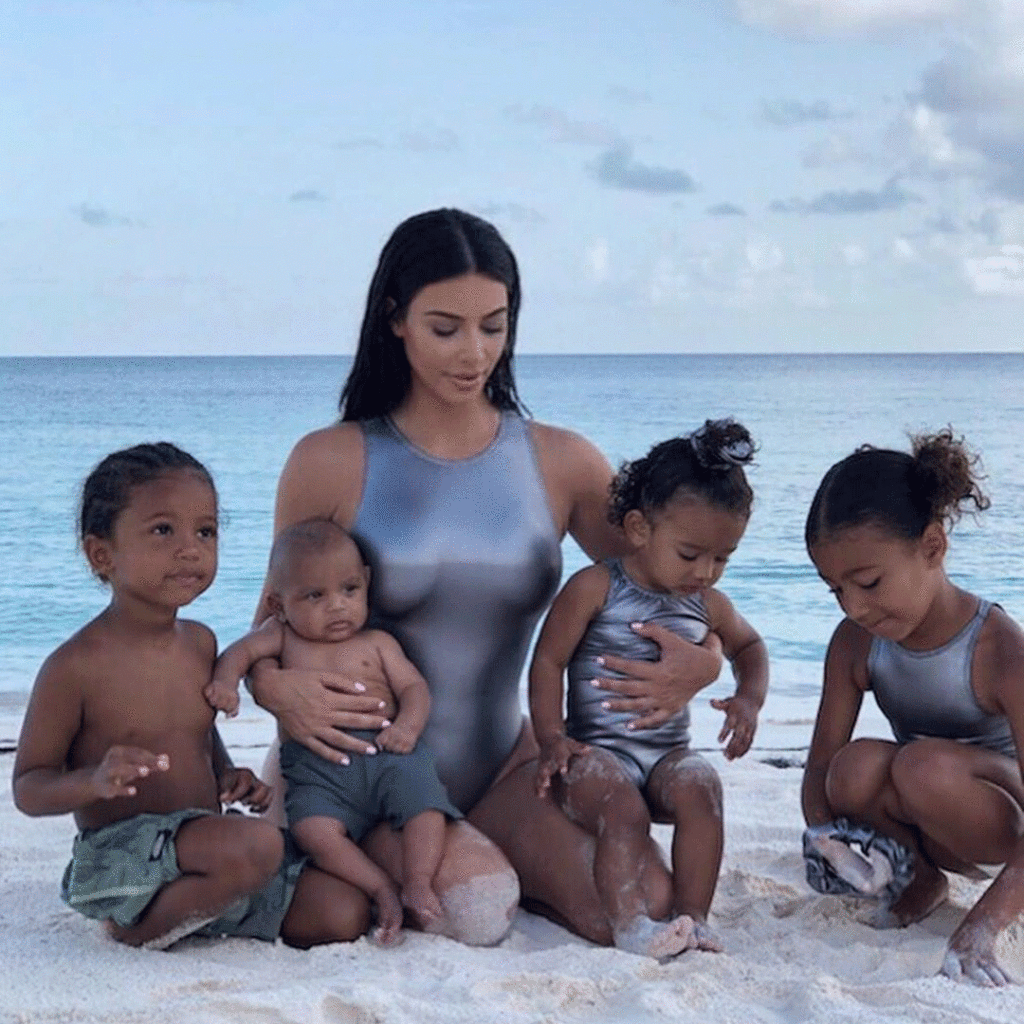 Kim Kardashian partage ses premières photos de vacances en famille avec ses 4 enfants