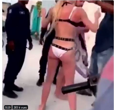 11 5 Une femme en bikini interpellée aux Maldives