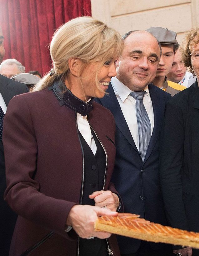 Brigitte Macron et sa queue de cheval basse Brigitte Macron cheveux