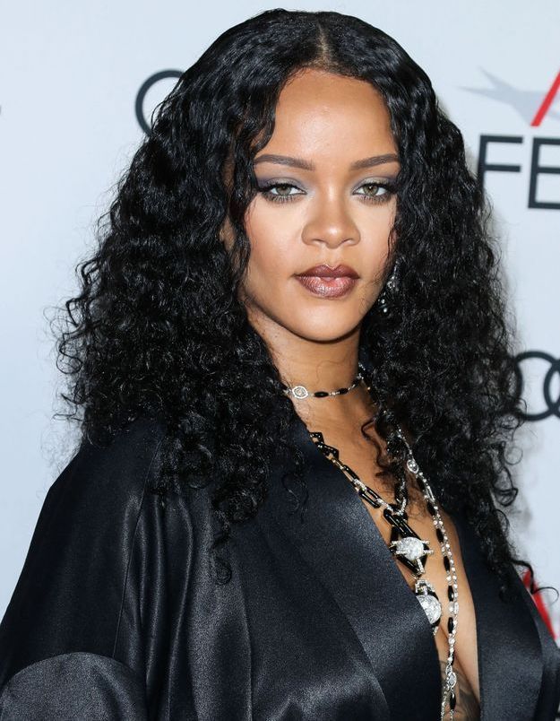 Rihanna devoile son premier selfie de 2020 sans maquillage évolution capillaire Rihanna