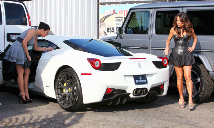 Kim Kardashian Ferrari 458 690x413 1 voitures célébrités