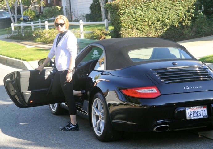 Lindsay Lohan getting out of her Porsche 911 Cabriolet 690x484 1 voitures célébrités