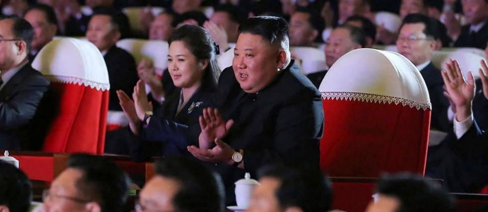 La femme de Kim Jong Un et son mari à ses côtés