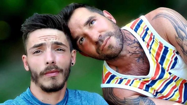 Mathieu et Alexandre, anciens candidats de l'amour est dans pré, expriment leur colère face à un message homophobe