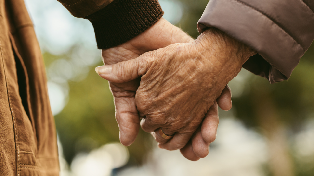 Un miracle à 66 ans : Une femme accouche et les médecins font une découverte étonnante