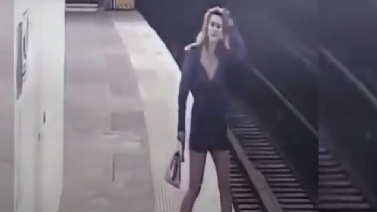 Une femme marche seule dans le métro - Lorsque la sécurité vérifie les caméras, ils appellent la police