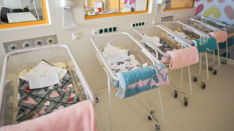 Une mère enceinte de sept bébés est choquée en salle d'accouchement