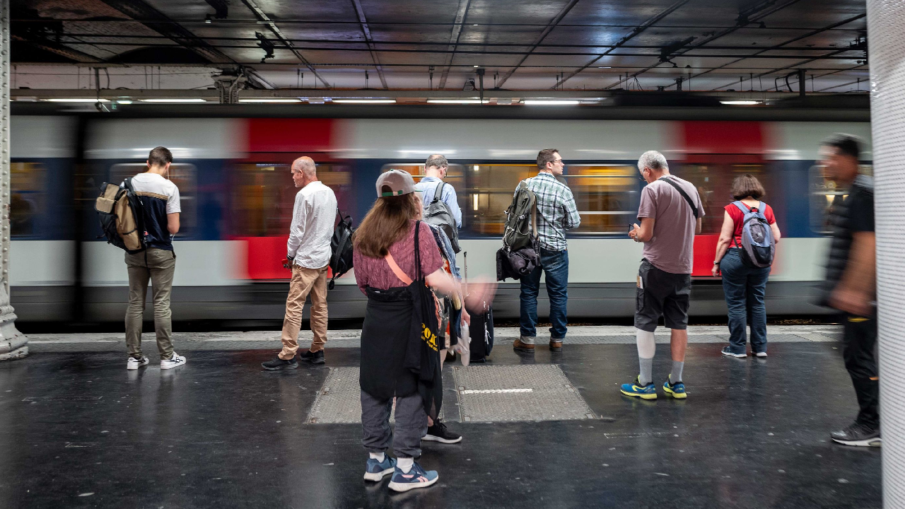 Tragédie à Paris : Une femme poussée sur les rails du RER B à la station Cité universitaire