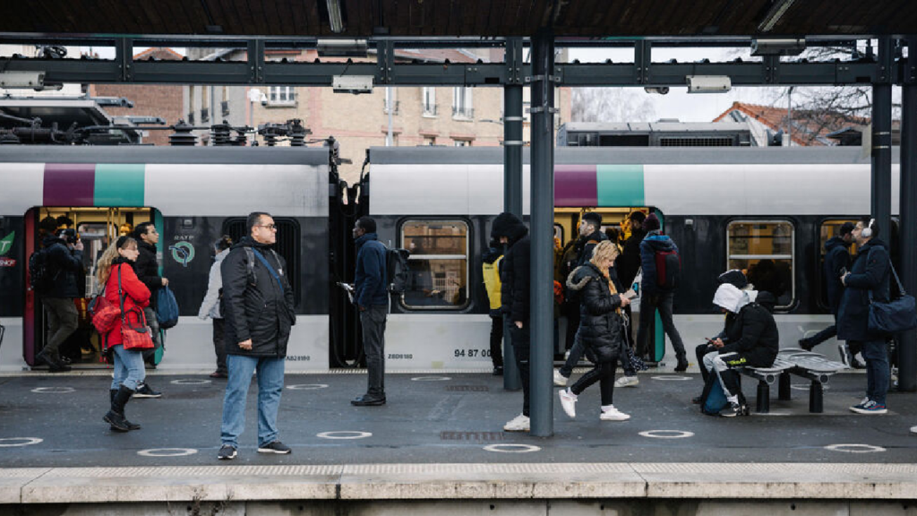 Tragédie à Paris : Une femme poussée sur les rails du RER B