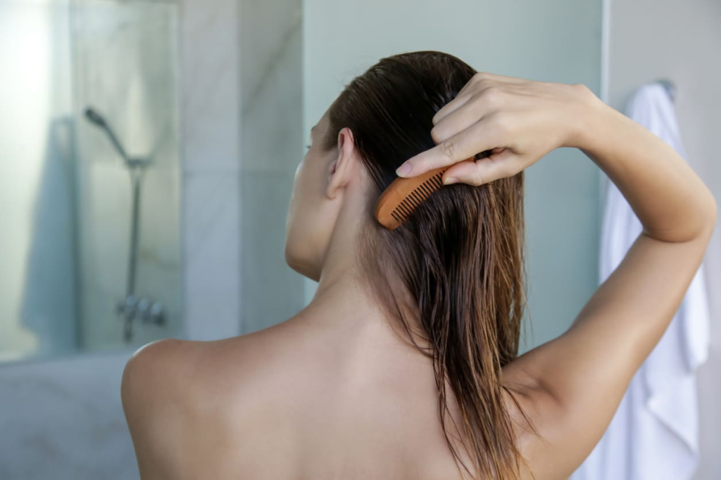 peigner cheveux longs sortir douche femme brosse coiffure